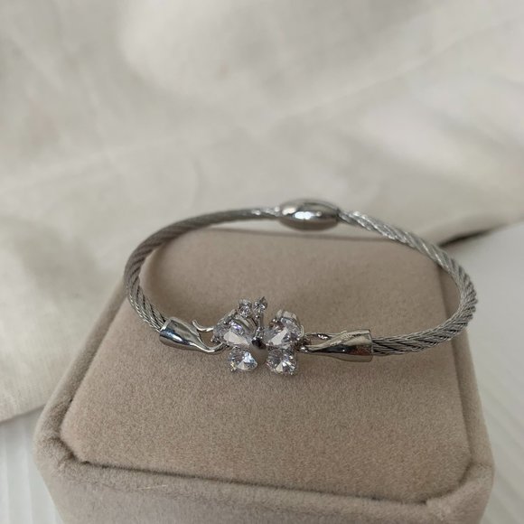 NWOT Crystal Butterfly Cable Bangle - Picture 7 of 7